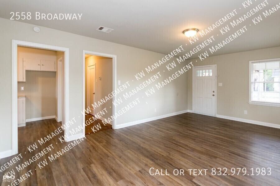 2558 Broadway St - Photo 5 of 20