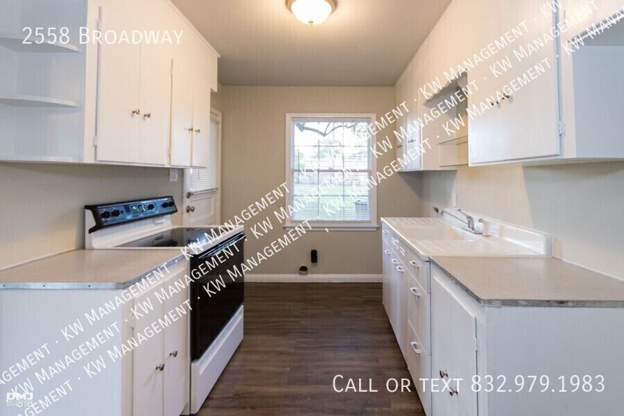 2558 Broadway St - Photo 6 of 20