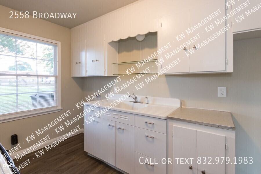 2558 Broadway St - Photo 7 of 20