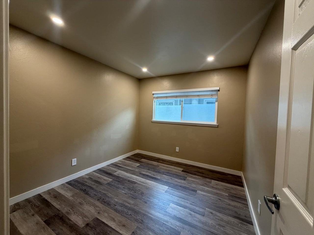 477 Jean St #B - Photo 4 of 11