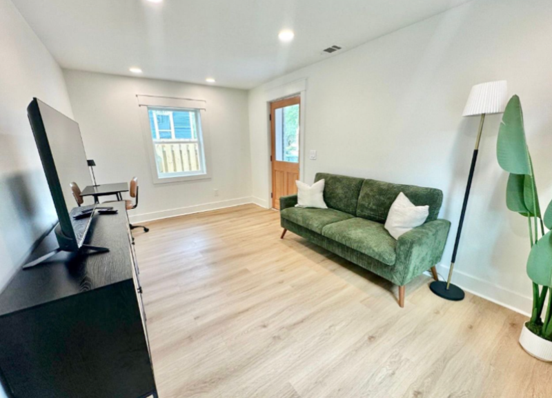 1313 Live Oak St #B - Photo 4 of 14