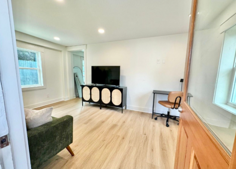 1313 Live Oak St #B - Photo 5 of 14