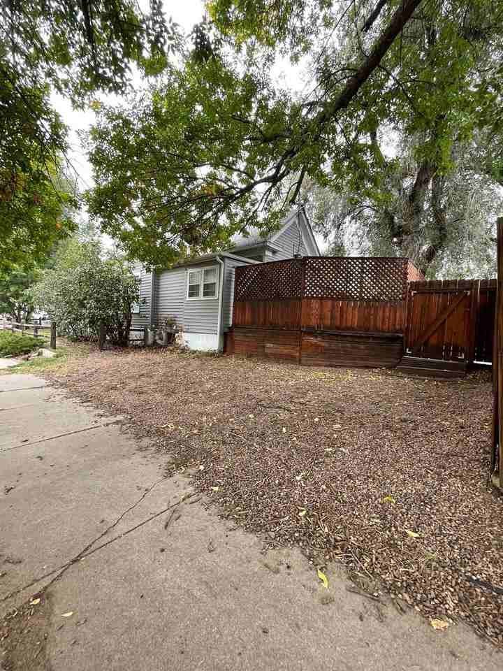 402 W Dale St - Photo 5 of 20