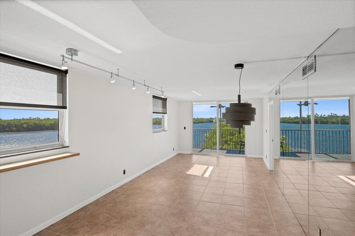 689 Ne 6th Ct - Photo 6 of 8