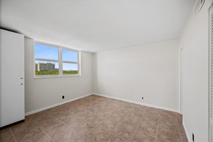 689 Ne 6th Ct - Photo 7 of 8
