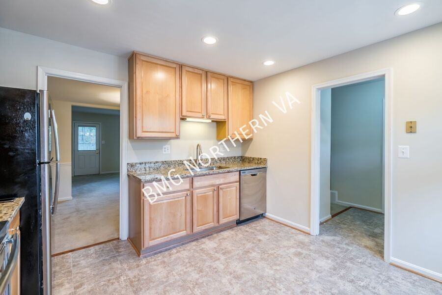 9103 Vosger Ct - Photo 4 of 33