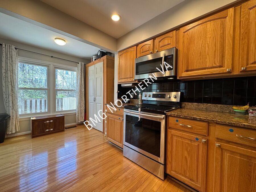 6038 Rockton Ct - Photo 6 of 26