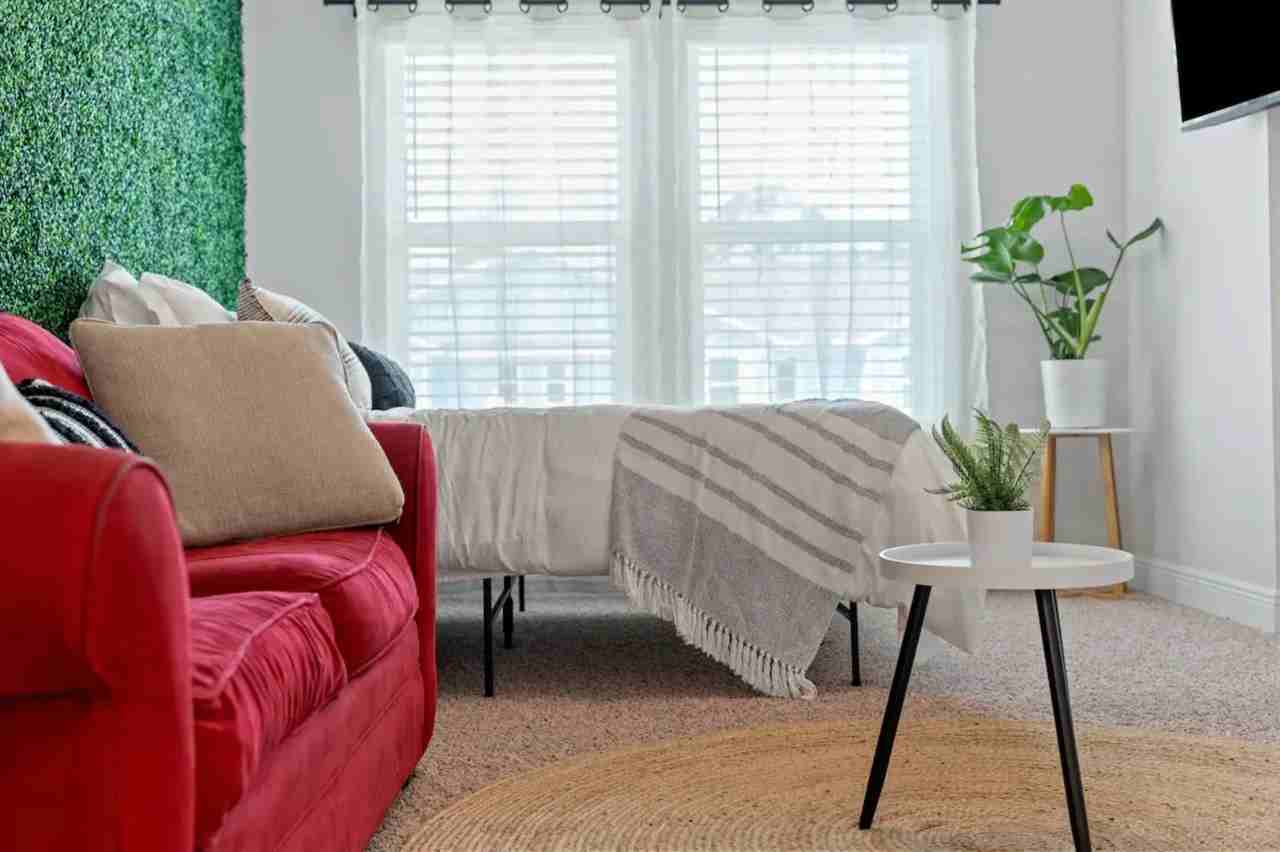 1884 Pointe Dr - Photo 3 of 15