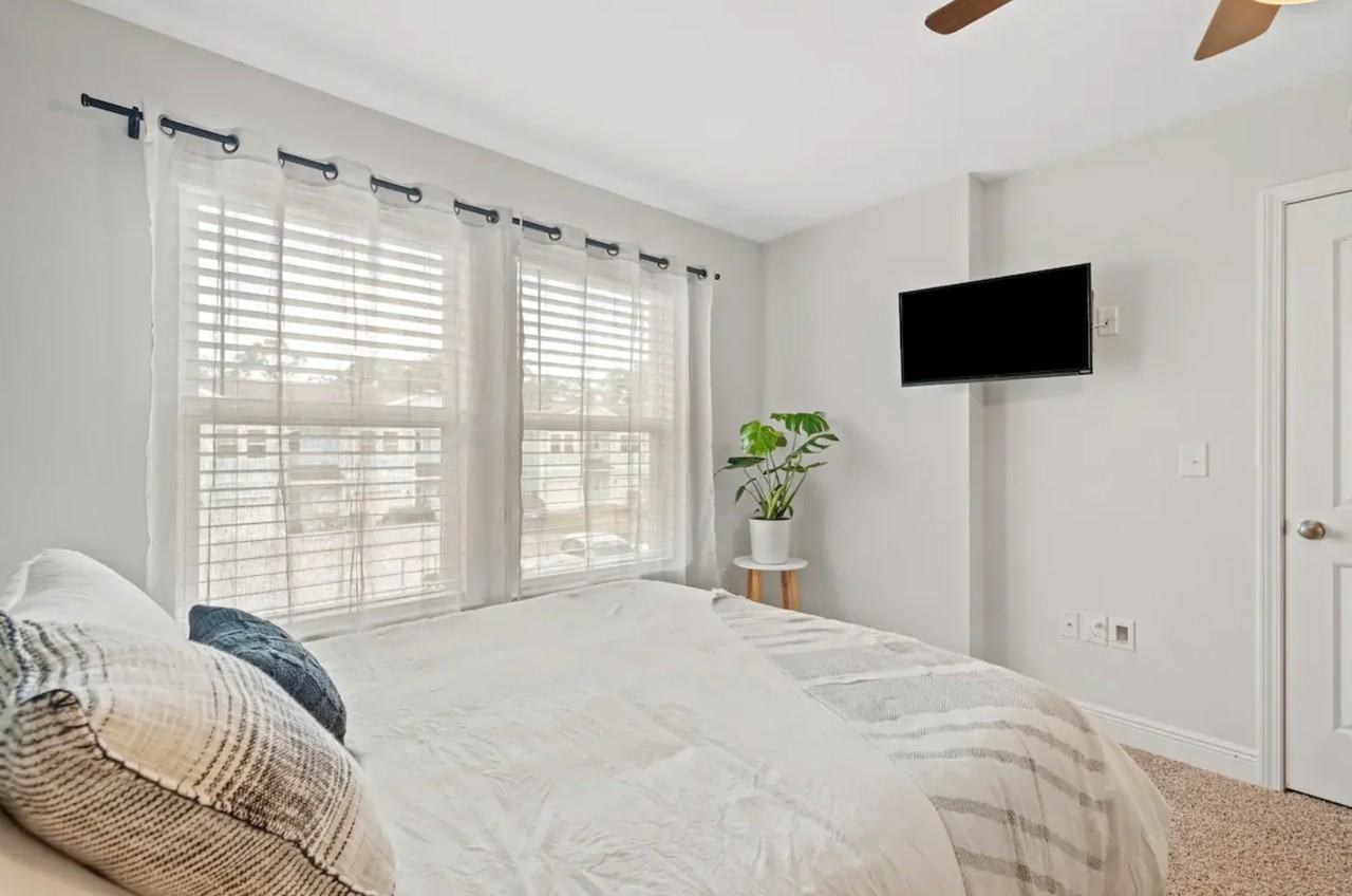 1884 Pointe Dr - Photo 4 of 15