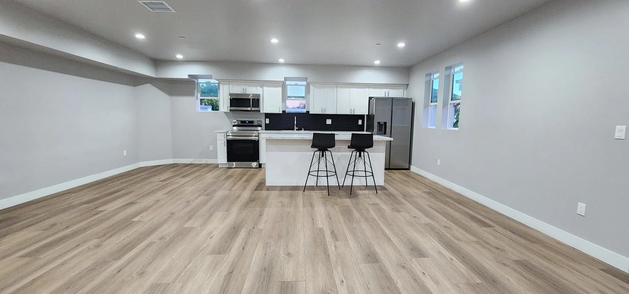 2401 S Redondo Blvd #A - Photo 3 of 20