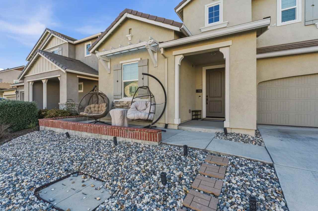 936 Bergenia St - Photo 2 of 20