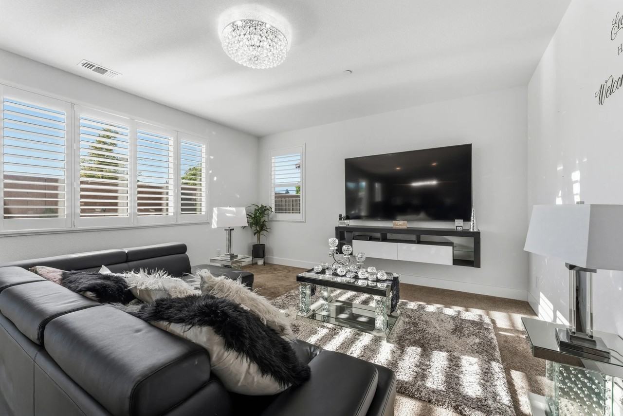 936 Bergenia St - Photo 4 of 20