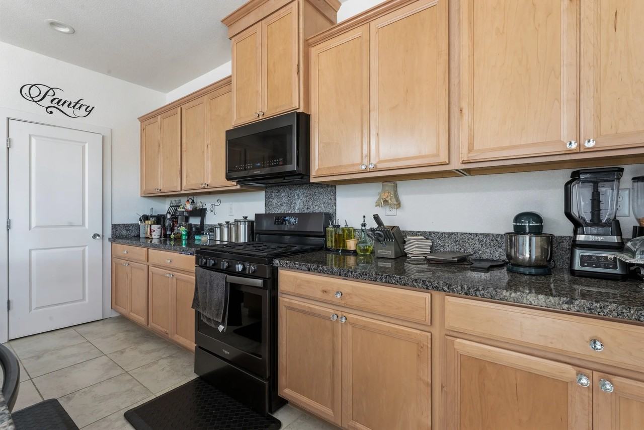 936 Bergenia St - Photo 5 of 20