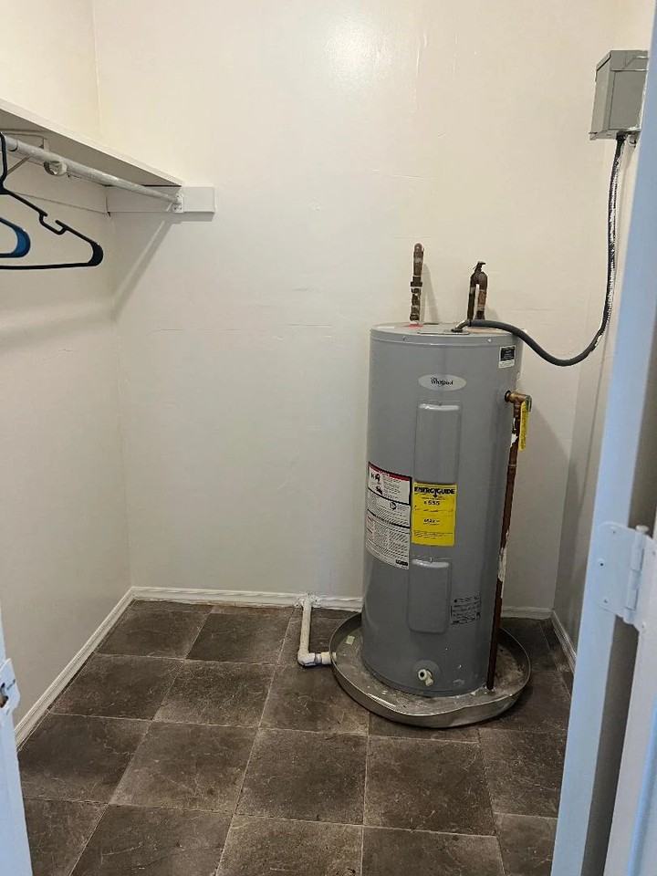 1416 Moorman Ave Nw #D - Photo 7 of 9