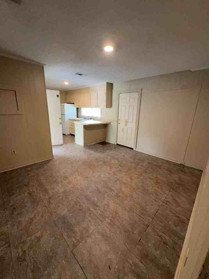 6521 Lyndon B Johnson Drive - Photo 4 of 9