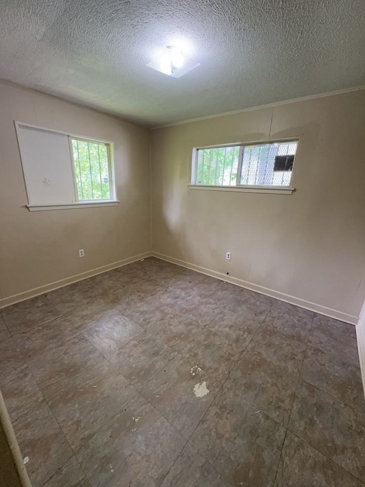 6521 Lyndon B Johnson Drive - Photo 7 of 9