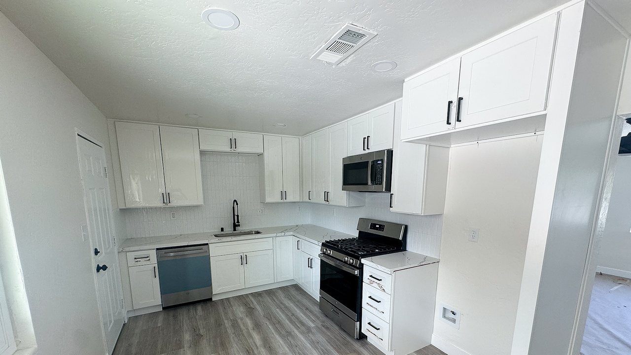 967 East Cleveland Avenue - Photo 3 of 9