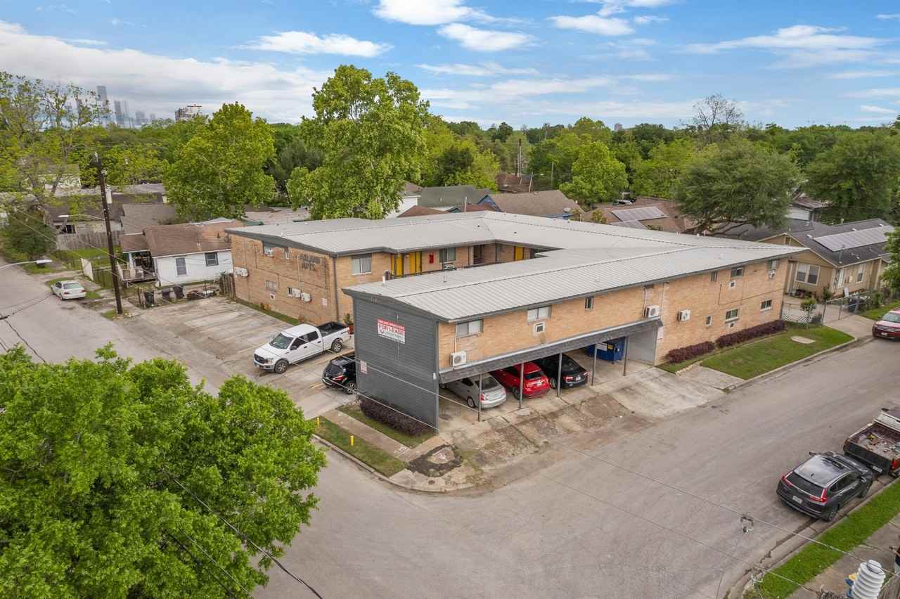 4811 Oakland Street - Photo 4 of 29