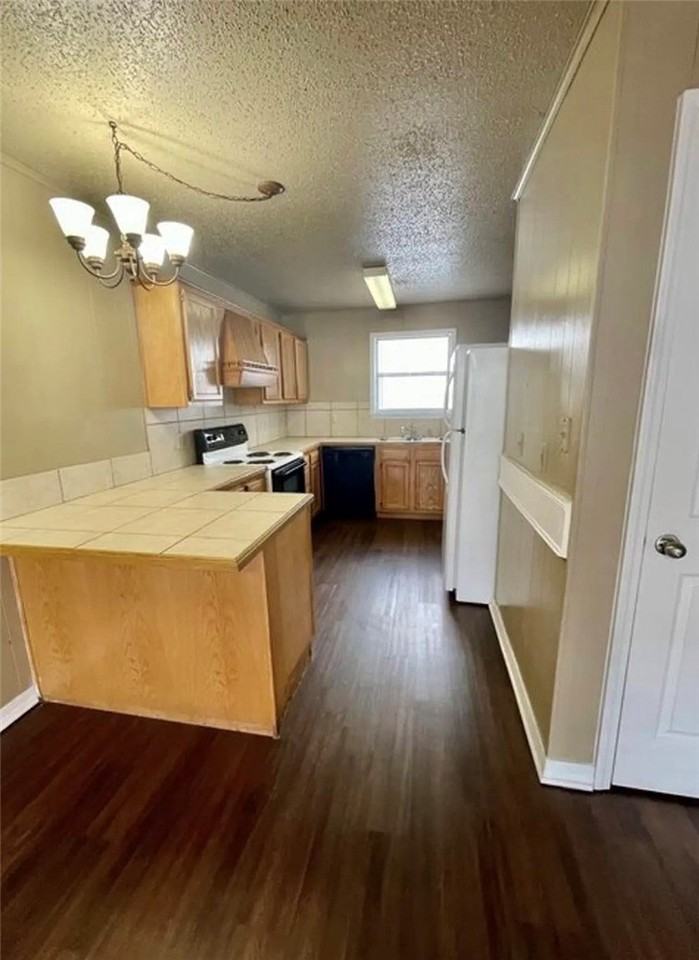 775 W Sycamore St - Photo 3 of 7