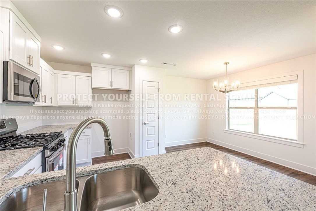 238 Pennsylvania Ave - Photo 7 of 18
