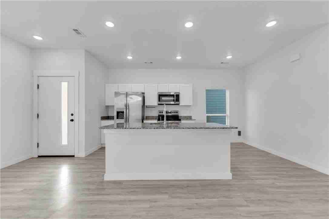 960 Illinois Ave - Photo 2 of 15
