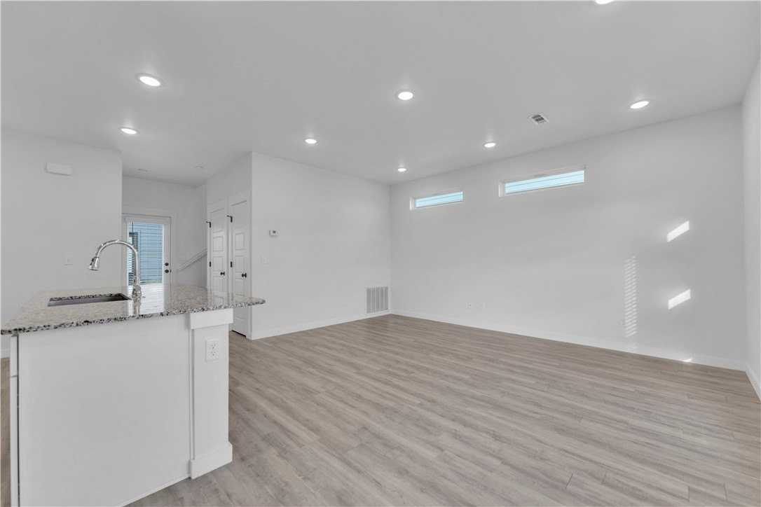 960 Illinois Ave - Photo 4 of 15
