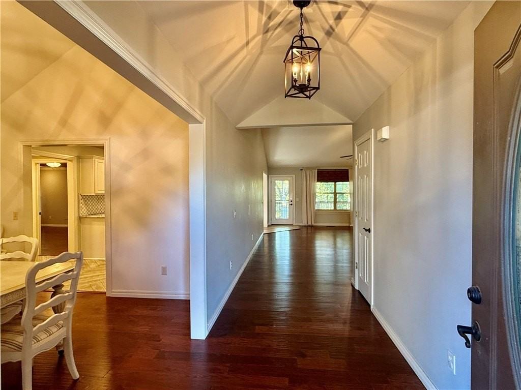 305 Meadows Ct - Photo 4 of 46