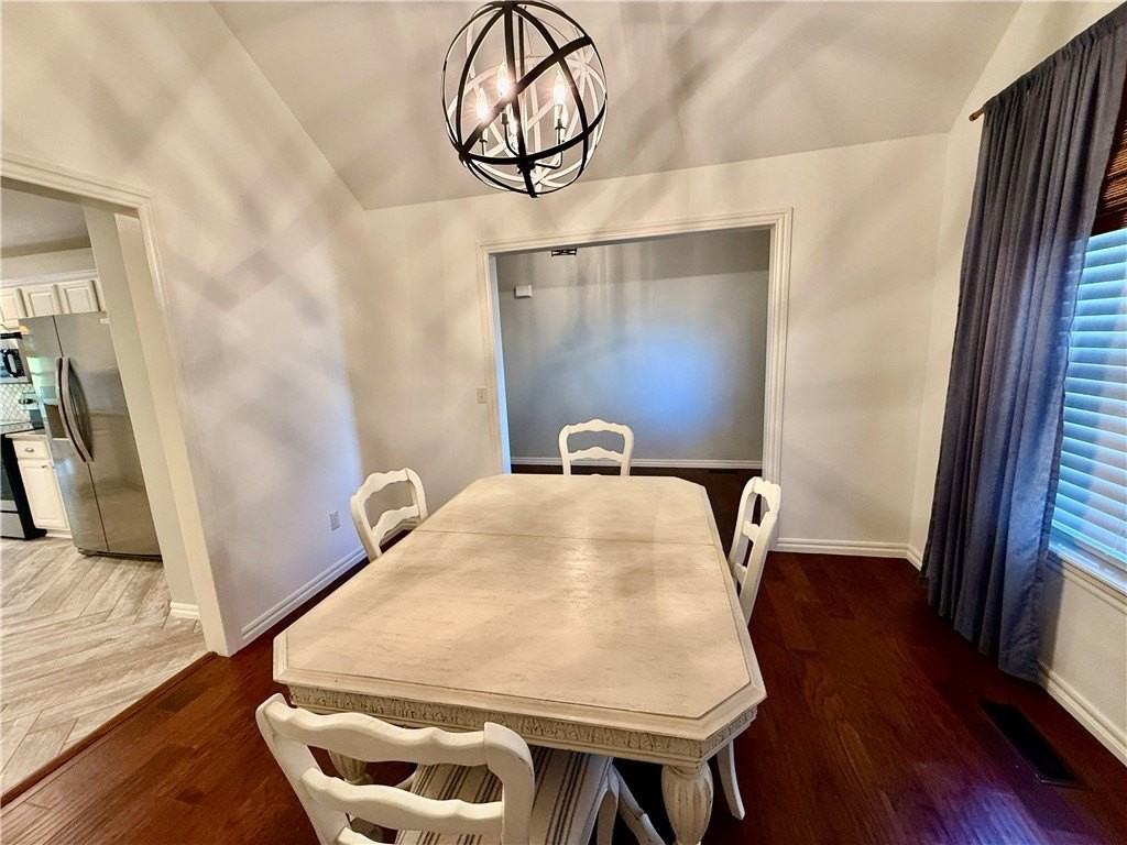 305 Meadows Ct - Photo 7 of 46