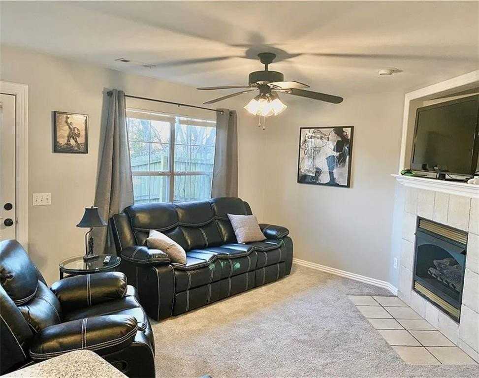 826 W Peachtree Dr - Photo 2 of 12