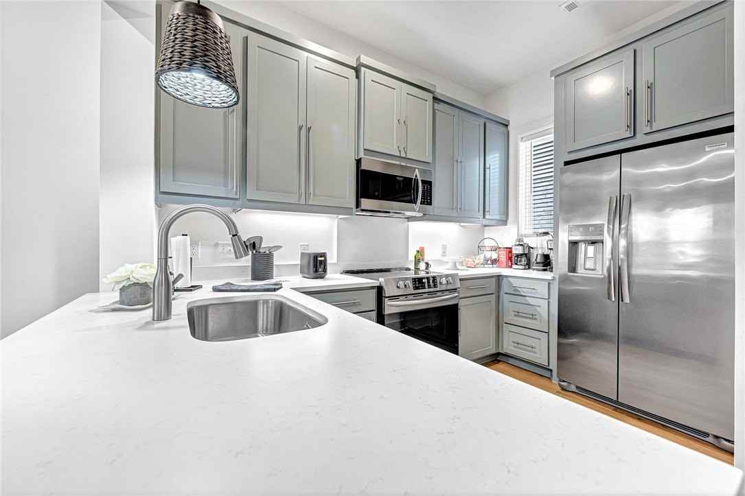 394 S Hill Ave - Photo 4 of 18
