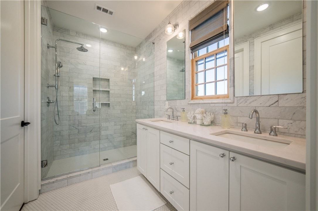 4607 S 47th St - Photo 7 of 9