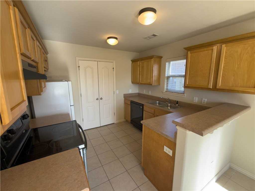 902 Oakwood Ln - Photo 3 of 13