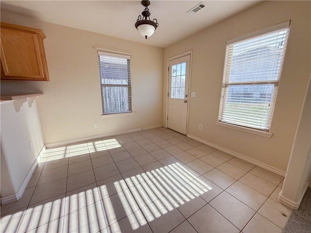 902 Oakwood Ln - Photo 4 of 13