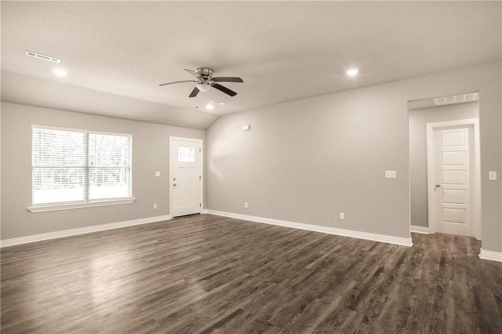 25 Lockhart Ln - Photo 3 of 14