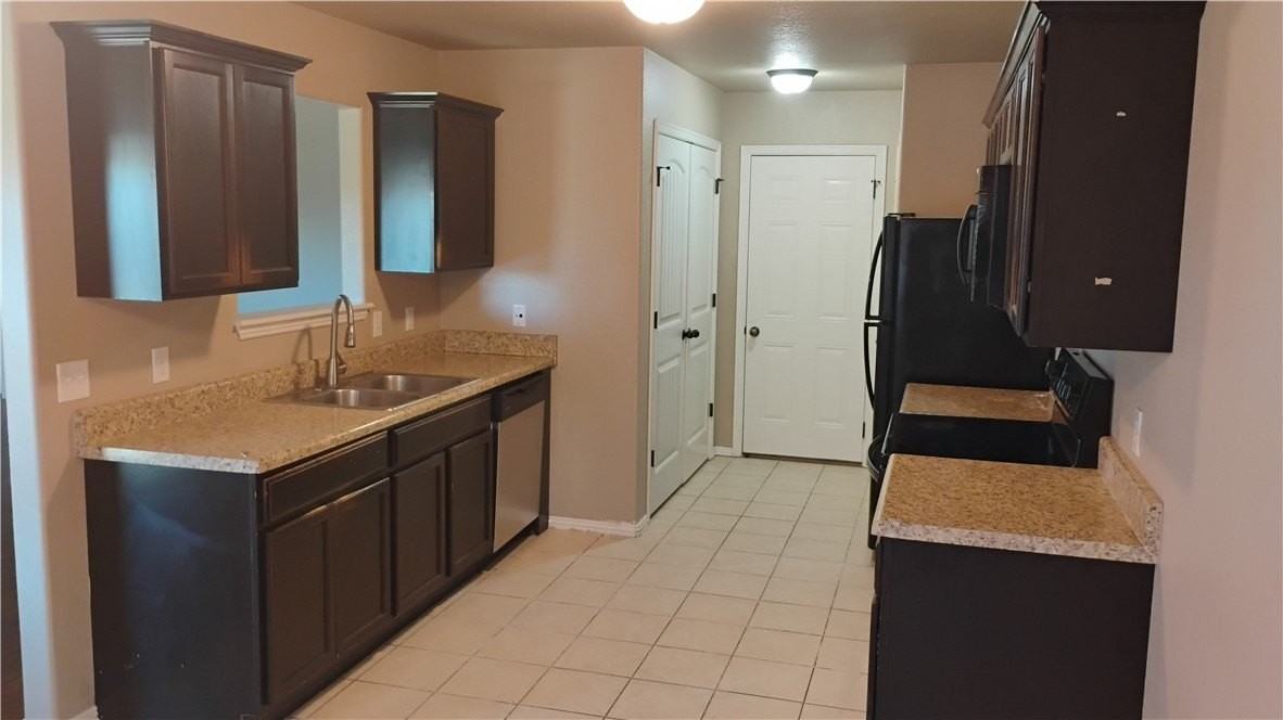 100 Willow Dr - Photo 3 of 16