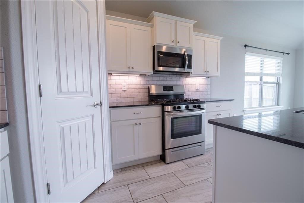 1220 Gardenia St - Photo 5 of 15