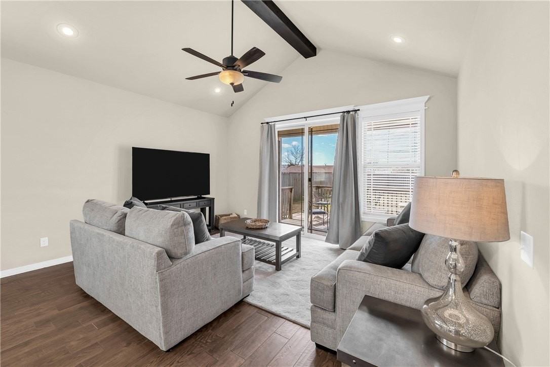 442 Sw Glover St - Photo 3 of 34