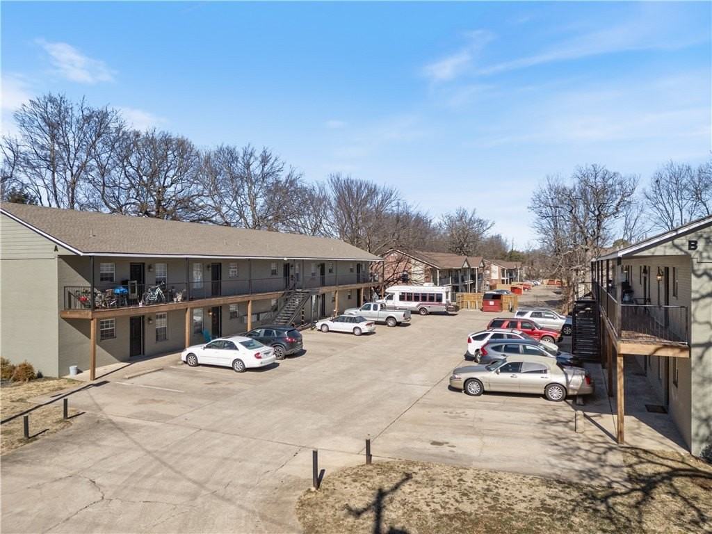 884 W Holly St - Photo 4 of 20