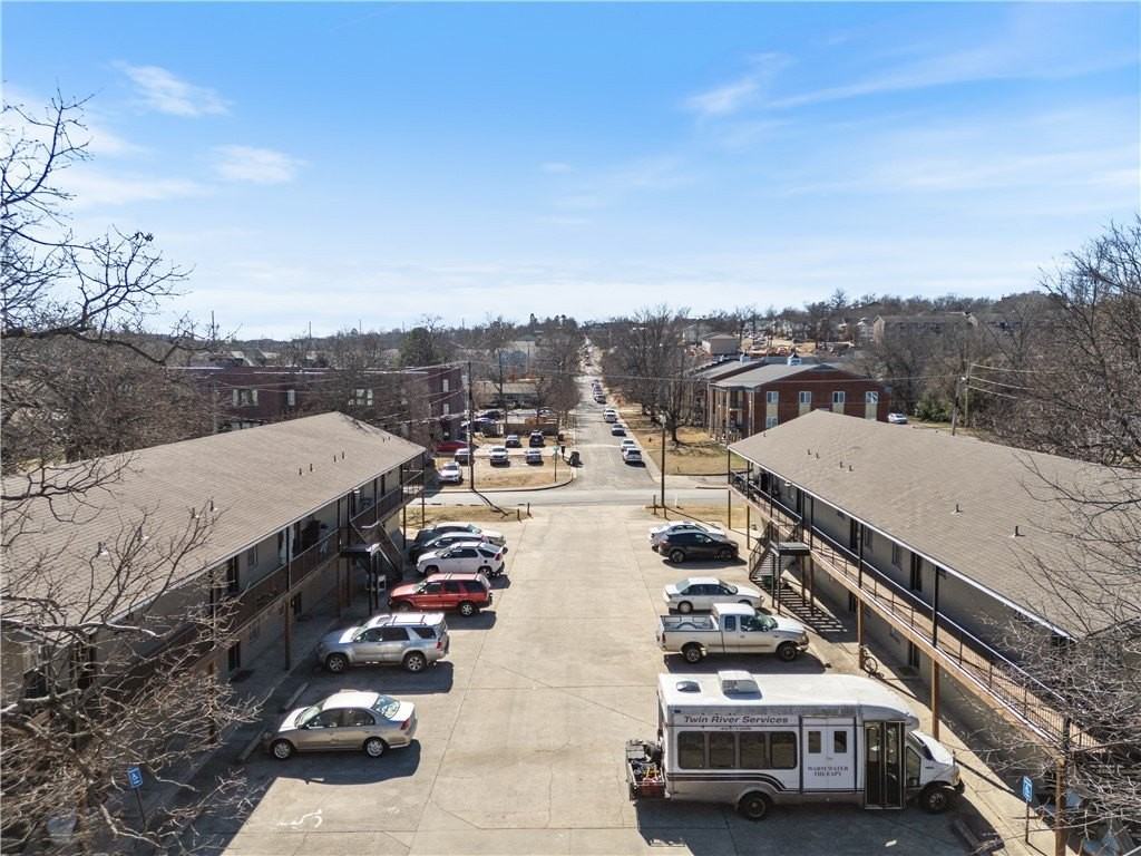 884 W Holly St - Photo 5 of 20