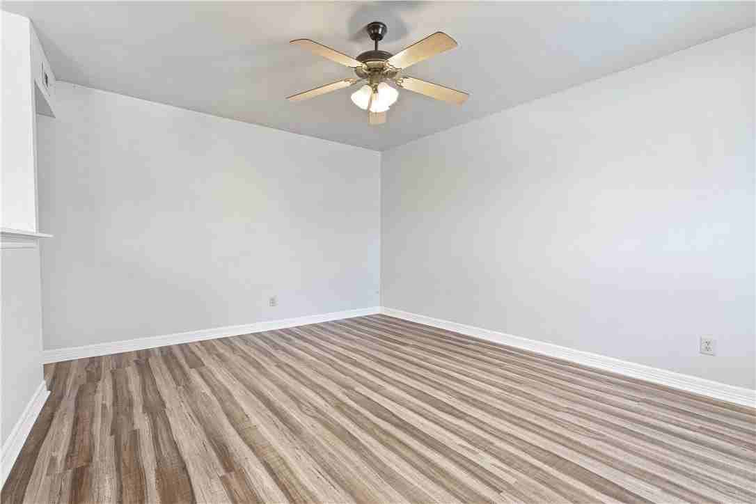 884 W Holly St - Photo 7 of 20