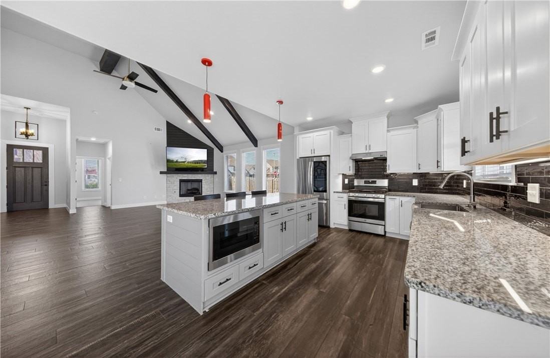 1140 Hope St - Photo 4 of 33