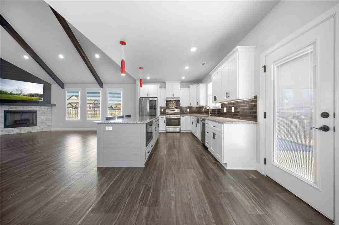 1140 Hope St - Photo 5 of 33