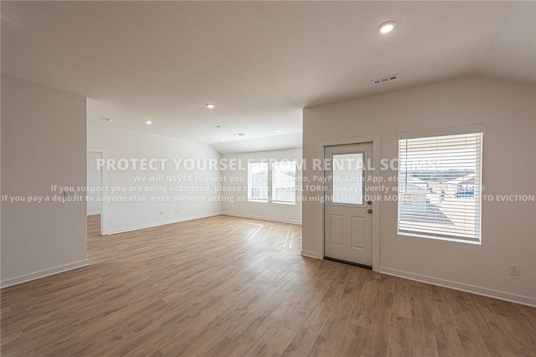 3031 Laredo Ln - Photo 4 of 18