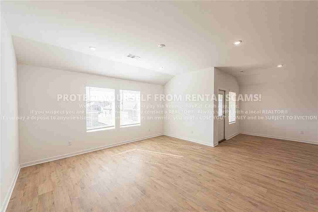 3031 Laredo Ln - Photo 5 of 18