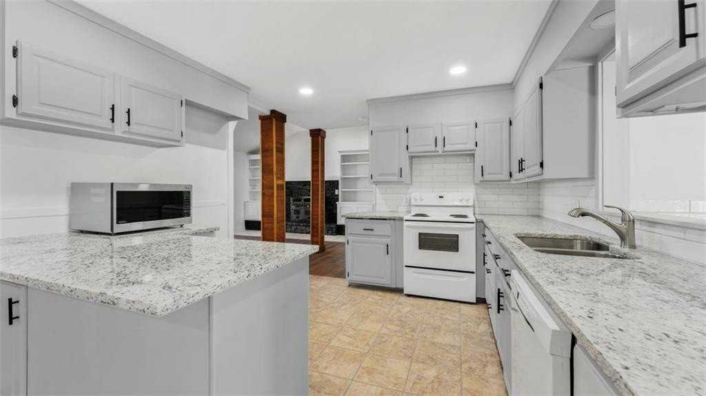 5748 N Graham Rd - Photo 6 of 36