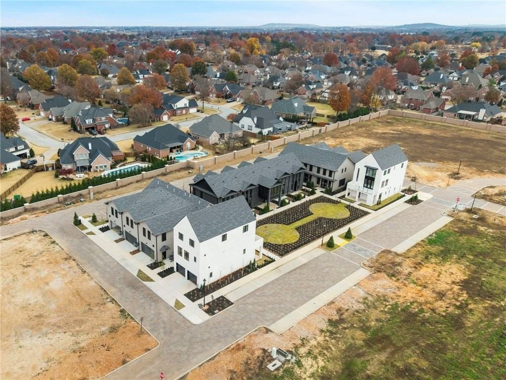 4625 S 47th St - Photo 4 of 8