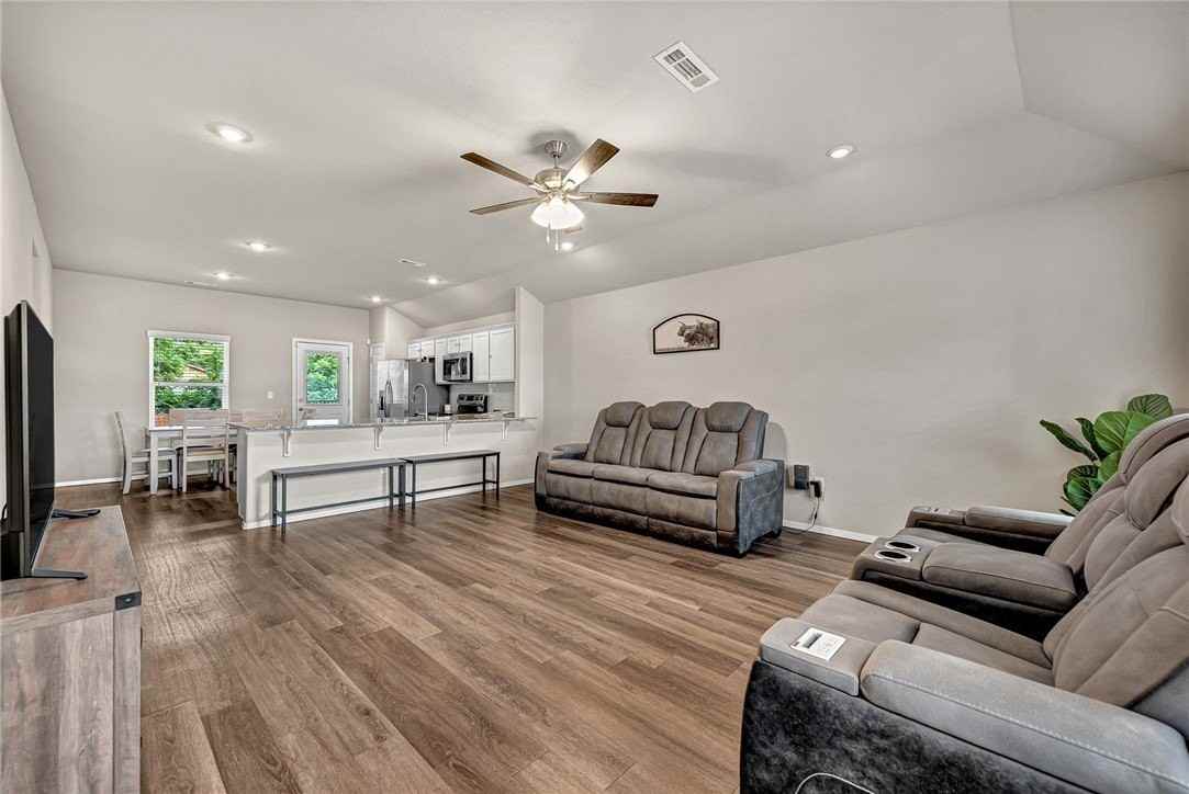 103 W Gillian Ave - Photo 3 of 26