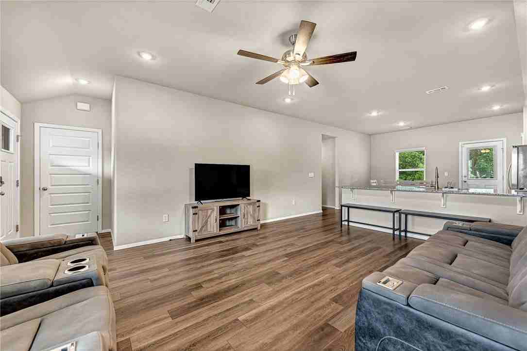 103 W Gillian Ave - Photo 4 of 26