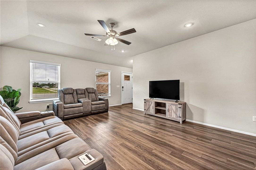 103 W Gillian Ave - Photo 5 of 26