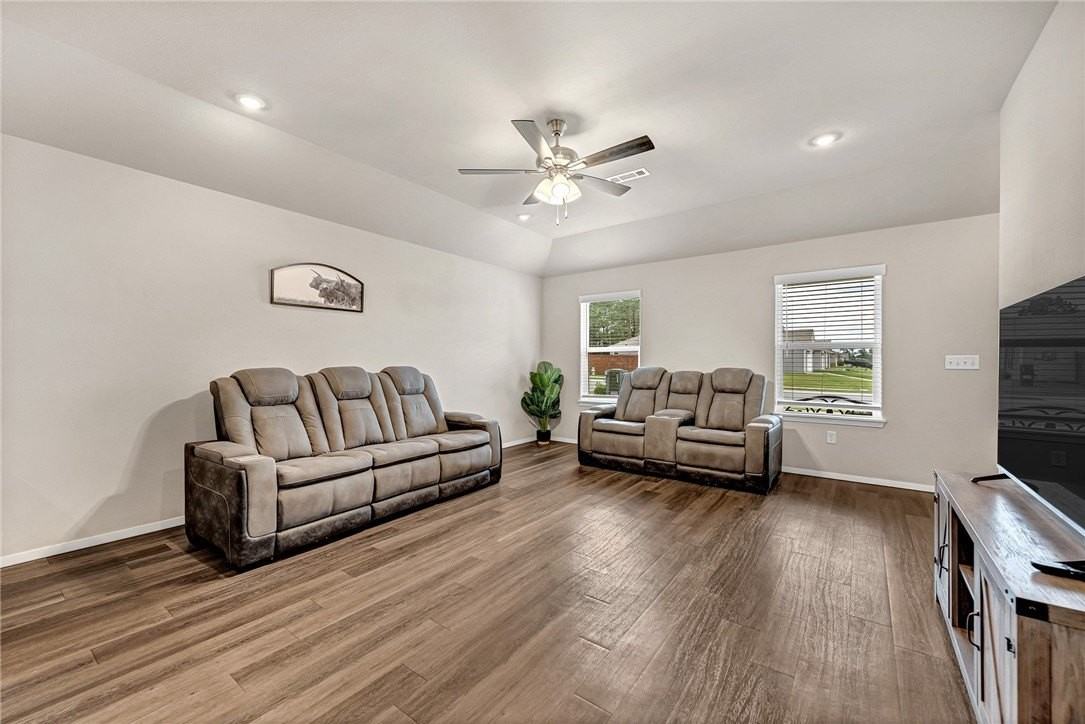 103 W Gillian Ave - Photo 6 of 26